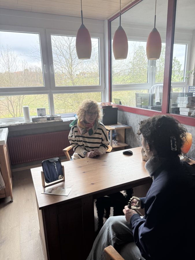 Beratungsgespräch mit Patientin im Labor des Dentallabor Zimmerling